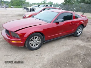 2005 Ford Mustang Deluxe z VIN 1ZVFT80N955128031, wystawiony jako IAAI lot #42557098 z przebiegiem 138 447 mil mil oraz . Historia ofert i sprzedaży dostępna na DreamBid. Obrazek 2.