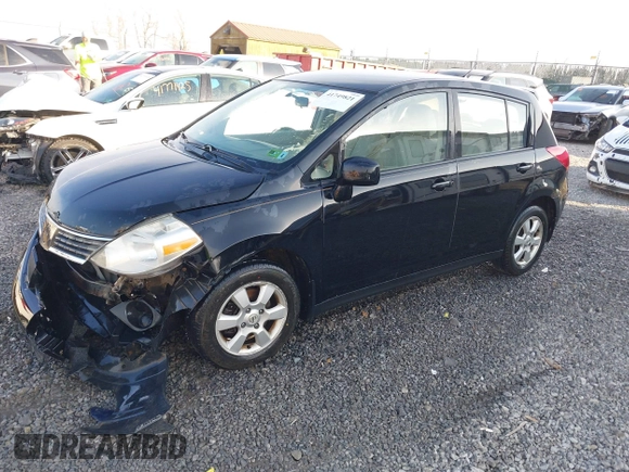 2007 Nissan Versa SL z VIN 3N1BC13E77L439385, wystawiony jako IAAI lot #41749821 z przebiegiem 137 521 mil mil oraz . Historia ofert i sprzedaży dostępna na DreamBid. Obrazek 17.