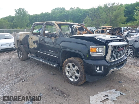 2018 GMC Sierra 2500HD Denali z VIN 1GT12UEY7JF156121, wystawiony jako IAAI lot #42248800 z przebiegiem Nie podano mil oraz . Historia ofert i sprzedaży dostępna na DreamBid. Obrazek 1.