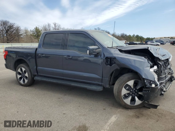 2022 Ford F-150 Lightning Pro z VIN 1FT6W1EV7NWG10601, wystawiony jako Copart lot #55057445 z przebiegiem Nie podano mil oraz Szkoda całkowita • Salvage title. Historia ofert i sprzedaży dostępna na DreamBid. Obrazek 4.