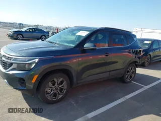 2024 Kia Seltos S z VIN KNDEUCAA1R7606866, wystawiony jako IAAI lot #41860017 z przebiegiem 15 384 mil mil oraz . Historia ofert i sprzedaży dostępna na DreamBid. Obrazek 14.