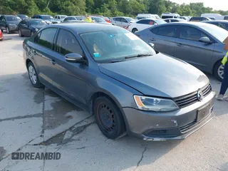 2011 Volkswagen Jetta SE z VIN 3VWDX7AJ7BM355287, wystawiony jako IAAI lot #42273590 z przebiegiem 210 893 mil mil oraz . Historia ofert i sprzedaży dostępna na DreamBid. Obrazek 1.