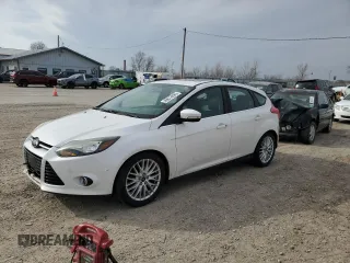 2014 Ford Focus Titanium z VIN 1FADP3N2XEL175862, wystawiony jako Copart lot #49873695 z przebiegiem 90 341 mil mil oraz Szkoda całkowita • Salvage title. Historia ofert i sprzedaży dostępna na DreamBid. Obrazek 1.