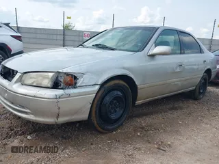 2001 Toyota Camry LE z VIN 4T1BF28K21U126925, wystawiony jako IAAI lot #42401694 z przebiegiem 237 112 mil mil oraz . Historia ofert i sprzedaży dostępna na DreamBid. Obrazek 2.