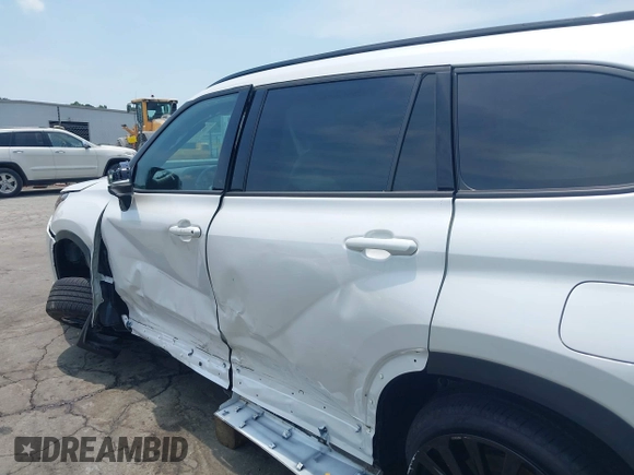 2023 Toyota Highlander L z VIN 5TDKDRAHXPS520803, wystawiony jako IAAI lot #42584854 z przebiegiem 11 561 mil mil oraz . Historia ofert i sprzedaży dostępna na DreamBid. Obrazek 14.