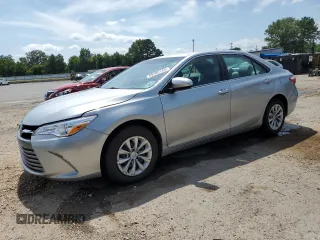 2015 Toyota Camry XLE z VIN 4T4BF1FK3FR487980, wystawiony jako Copart lot #59769145 z przebiegiem 136 937 mil mil oraz Szkoda całkowita • Salvage title. Historia ofert i sprzedaży dostępna na DreamBid. Obrazek 1.