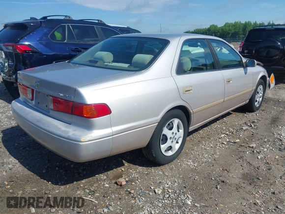 2001 Toyota Camry CE z VIN 4T1BG22K01U053432, wystawiony jako IAAI lot #42257822 z przebiegiem 128 610 mil mil oraz . Historia ofert i sprzedaży dostępna na DreamBid. Obrazek 4.