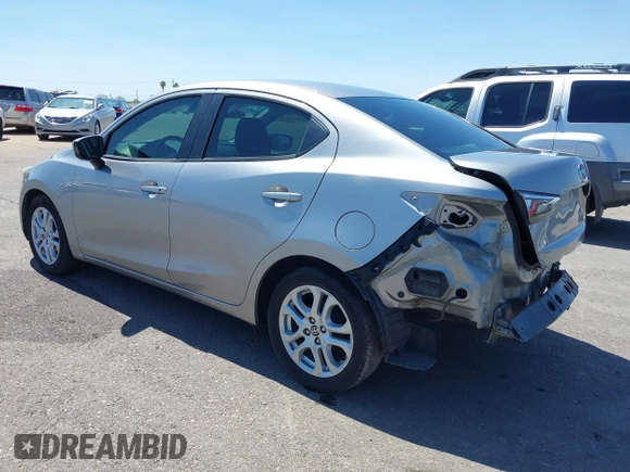 2016 Scion iA z VIN 3MYDLBZV1GY132561, wystawiony jako IAAI lot #42425947 z przebiegiem 94 882 mil mil oraz . Historia ofert i sprzedaży dostępna na DreamBid. Obrazek 3.
