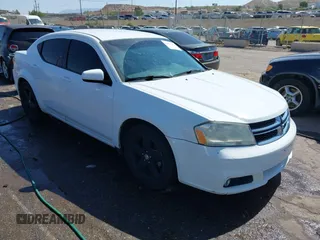 2013 Dodge Avenger SXT z VIN 1C3CDZCB2DN679964, wystawiony jako IAAI lot #42460889 z przebiegiem 137 573 mil mil oraz . Historia ofert i sprzedaży dostępna na DreamBid. Obrazek 1.