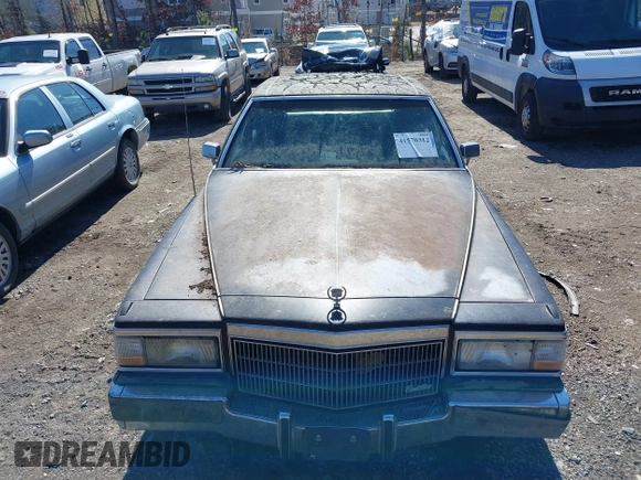1992 Cadillac Brougham z VIN 1G6DW5477NR703007, wystawiony jako IAAI lot #41570312 z przebiegiem 106 453 mil mil oraz . Historia ofert i sprzedaży dostępna na DreamBid. Obrazek 6.