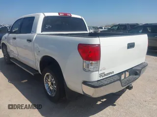 2011 Toyota Tundra z VIN 5TFEY5F18BX105276, wystawiony jako IAAI lot #41735082 z przebiegiem 221 992 mil mil oraz . Historia ofert i sprzedaży dostępna na DreamBid. Obrazek 3.