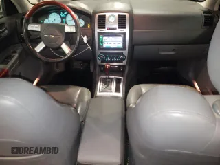 2005 Chrysler 300 C z VIN 2C3JA63H55H119210, wystawiony jako Copart lot #54727045 z przebiegiem 148 202 mil mil oraz Szkoda całkowita • Salvage title. Historia ofert i sprzedaży dostępna na DreamBid. Obrazek 8.