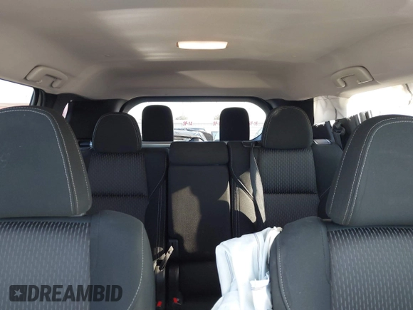 2024 Mitsubishi Outlander ES z VIN JA4J3UA81RZ020073, wystawiony jako IAAI lot #41388911 z przebiegiem 25 436 mil mil oraz . Historia ofert i sprzedaży dostępna na DreamBid. Obrazek 8.