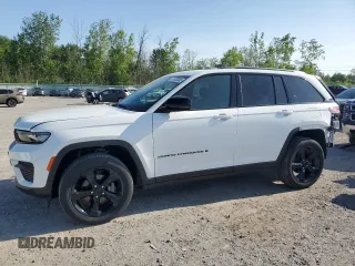2024 Jeep Grand Cherokee Altitude X z VIN 1C4RJHAG2RC233758, wystawiony jako Copart lot #61833885 z przebiegiem 4 492 mil mil oraz Szkoda całkowita • Salvage title. Historia ofert i sprzedaży dostępna na DreamBid. Obrazek 1.