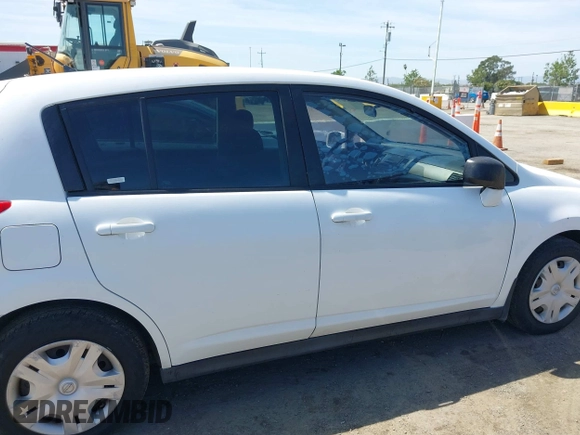 2012 Nissan Versa S z VIN 3N1BC1CP5CK239249, wystawiony jako IAAI lot #42193075 z przebiegiem 138 025 mil mil oraz . Historia ofert i sprzedaży dostępna na DreamBid. Obrazek 13.