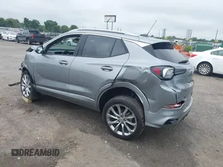 2024 Buick Encore GX Avenir z VIN KL4AMFSL7RB021362, wystawiony jako IAAI lot #42484717 z przebiegiem 5 640 mil mil oraz . Historia ofert i sprzedaży dostępna na DreamBid. Obrazek 3.