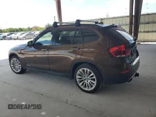 2013 BMW X1 xDrive28i z VIN WBAVL1C53DVR82218, wystawiony jako Copart lot #57795745 z przebiegiem Nie podano mil oraz Tytuł czysty. Historia ofert i sprzedaży dostępna na DreamBid. Obrazek 2.