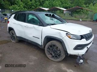 2023 Jeep Compass Latitude z VIN 3C4NJDBN3PT510424, wystawiony jako IAAI lot #42385491 z przebiegiem 58 640 mil mil oraz . Historia ofert i sprzedaży dostępna na DreamBid. Obrazek 1.