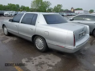 1999 Cadillac DeVille z VIN 1G6KD54Y6XU734741, wystawiony jako IAAI lot #42121114 z przebiegiem 152 829 mil mil oraz . Historia ofert i sprzedaży dostępna na DreamBid. Obrazek 3.