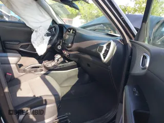 2020 Kia Soul LX z VIN KNDJ23AU7L7045790, wystawiony jako IAAI lot #42193476 z przebiegiem 48 150 mil mil oraz . Historia ofert i sprzedaży dostępna na DreamBid. Obrazek 5.