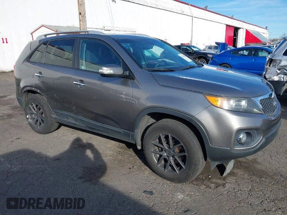 2011 Kia Sorento LX with VIN 5XYKT3A15BG180713, listed as a IAAI auction lot 41556092 with 135,146 mi miles. Bid and sale history available at carsss.com. Image 1.