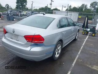 2013 Volkswagen Passat SE z VIN 1VWBN7A3XDC120658, wystawiony jako IAAI lot #42377686 z przebiegiem 99 993 mil mil oraz . Historia ofert i sprzedaży dostępna na DreamBid. Obrazek 4.