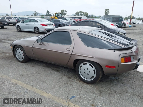 1983 Porsche 928 z VIN WP0JB0928DS860094, wystawiony jako IAAI lot #42106022 z przebiegiem 121 873 mil mil oraz . Historia ofert i sprzedaży dostępna na DreamBid. Obrazek 3.