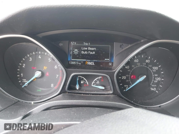 2018 Ford Focus SE z VIN 1FADP3F21JL257262, wystawiony jako IAAI lot #42174952 z przebiegiem 138 872 mil mil oraz . Historia ofert i sprzedaży dostępna na DreamBid. Obrazek 7.