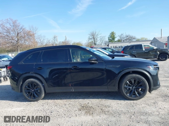 2025 Mazda CX-90 Premium Sport z VIN JM3KKCHD3S1218675, wystawiony jako IAAI lot #41971539 z przebiegiem Nie podano mil oraz . Historia ofert i sprzedaży dostępna na DreamBid. Obrazek 14.