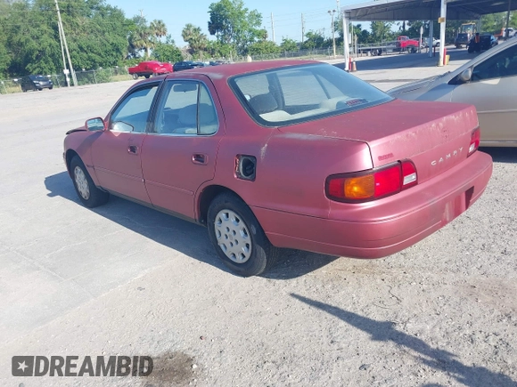 1995 Toyota Camry LE z VIN JT2SK12E6S0318069, wystawiony jako IAAI lot #42003618 z przebiegiem 235 623 mil mil oraz . Historia ofert i sprzedaży dostępna na DreamBid. Obrazek 3.