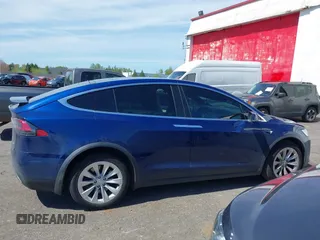 2017 Tesla Model X 90D z VIN 5YJXCDE23HF077126, wystawiony jako IAAI lot #42035067 z przebiegiem Nie podano mil oraz . Historia ofert i sprzedaży dostępna na DreamBid. Obrazek 13.