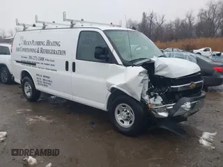 2023 Chevrolet Express Cargo z VIN 1GCWGAFP4P1249681, wystawiony jako IAAI lot #41546926 z przebiegiem 19 123 mil mil oraz . Historia ofert i sprzedaży dostępna na DreamBid. Obrazek 1.