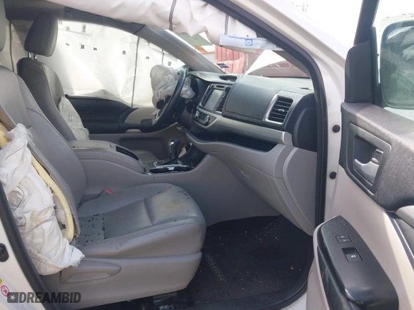 2014 Toyota Highlander XLE with VIN 5TDKKRFH7ES028046, listed as a IAAI auction lot 41792653 with 1 mi miles. Bid and sale history available at carsss.com. Image 5.