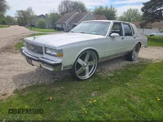 1989 Chevrolet Caprice z VIN 1G1BU51E8KA111809, wystawiony jako IAAI lot #42298235 z przebiegiem 89 139 mil mil oraz . Historia ofert i sprzedaży dostępna na DreamBid. Obrazek 2.