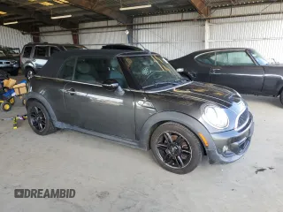 2013 MINI Convertible S z VIN WMWZP3C56DT705270, wystawiony jako Copart lot #62717625 z przebiegiem 85 388 mil mil oraz Czysty tytuł • Clean title. Historia ofert i sprzedaży dostępna na DreamBid. Obrazek 4.