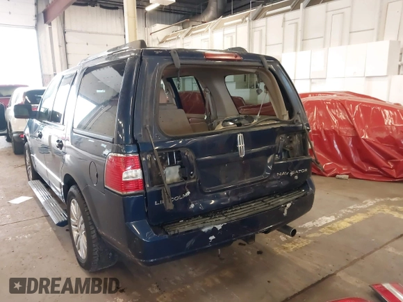 2007 Lincoln Navigator z VIN 5LMFU28597LJ00335, wystawiony jako IAAI lot #41291436 z przebiegiem 131 938 mil mil oraz . Historia ofert i sprzedaży dostępna na DreamBid. Obrazek 16.