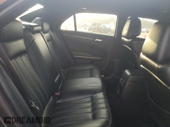 2019 Chrysler 300 S z VIN 2C3CCABG5KH585486, wystawiony jako Copart lot #48126285 z przebiegiem 131 088 mil mil oraz Szkoda całkowita • Salvage title. Historia ofert i sprzedaży dostępna na DreamBid. Obrazek 10.