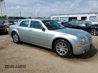 2005 Chrysler 300 C z VIN 2C3JA63H25H174455, wystawiony jako Copart lot #57106275 z przebiegiem 115 226 mil mil oraz Szkoda całkowita • Salvage title. Historia ofert i sprzedaży dostępna na DreamBid. Obrazek 4.