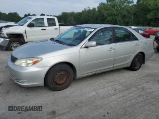 2002 Toyota Camry LE z VIN 4T1BE32K02U054447, wystawiony jako Copart lot #83296014 z przebiegiem 236 162 mil mil oraz Szkoda całkowita • Salvage title. Historia ofert i sprzedaży dostępna na DreamBid. Obrazek 1.