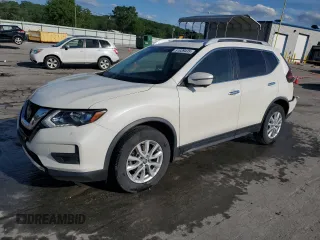 2018 Nissan Rogue SV z VIN JN8AT2MV5JW354581, wystawiony jako Copart lot #51939435 z przebiegiem 107 677 mil mil oraz Szkoda całkowita • Salvage title. Historia ofert i sprzedaży dostępna na DreamBid. Obrazek 1.