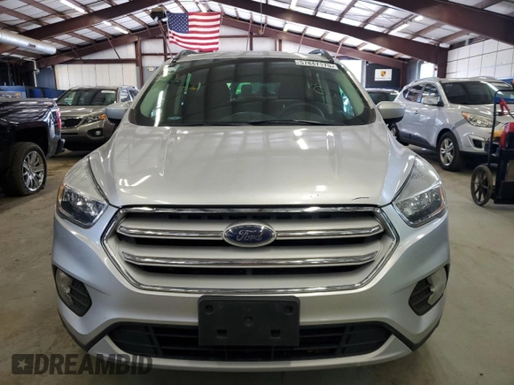 2018 Ford Escape SE z VIN 1FMCU9GD9JUA77812, wystawiony jako Copart lot #57847175 z przebiegiem 106 898 mil mil oraz Czysty tytuł • Clean title. Historia ofert i sprzedaży dostępna na DreamBid. Obrazek 5.