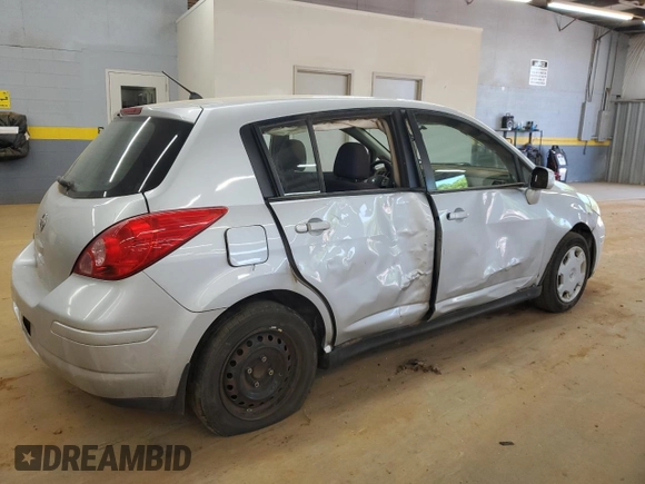 2009 Nissan Versa S z VIN 3N1BC13E19L388906, wystawiony jako Copart lot #53181175 z przebiegiem 52 493 mil mil oraz Szkoda całkowita • Salvage title. Historia ofert i sprzedaży dostępna na DreamBid. Obrazek 3.
