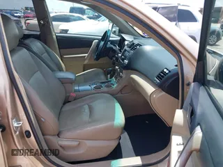 2011 Toyota Highlander z VIN 5TDBK3EH2BS042799, wystawiony jako IAAI lot #39900598 z przebiegiem 232 331 mil mil oraz . Historia ofert i sprzedaży dostępna na DreamBid. Obrazek 5.