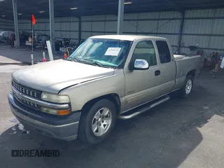2000 Chevrolet Silverado 1500 LS with VIN 2GCEC19T1Y1227911, listed as a IAAI auction lot 41982621 with 403,945 mi miles. Bid and sale history available at carsss.com. Image 2.