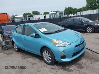 2013 Toyota Prius One z VIN JTDKDTB31D1053778, wystawiony jako IAAI lot #39565281 z przebiegiem 64 493 mil mil oraz . Historia ofert i sprzedaży dostępna na DreamBid. Obrazek 1.