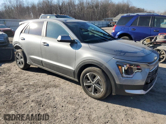 2025 Kia Niro LX with VIN KNDCP3LE3S5223592, listed as a Copart auction lot 45681015 with 5,589 mi miles and Salvage Title. Bid and sale history available at carsss.com. Image 4.