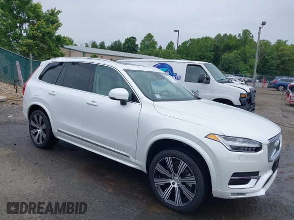 2024 Volvo XC90 Plus Bright Theme z VIN YV4062PE3R1181627, wystawiony jako IAAI lot #42344215 z przebiegiem 24 443 mil mil oraz . Historia ofert i sprzedaży dostępna na DreamBid. Obrazek 1.