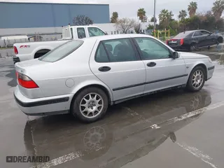2001 Saab 9-5 with VIN YS3ED48E313047145, listed as a IAAI auction lot 41725537 with 137,708 mi miles. Bid and sale history available at carsss.com. Image 4.