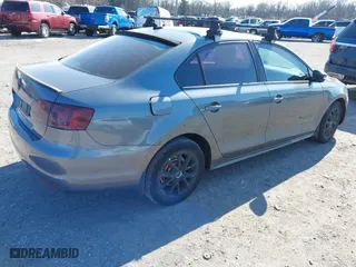 2011 Volkswagen Jetta Sedan SE PZEV with VIN 3VWDZ7AJ4BM080178, listed as a IAAI auction lot 41772185 with 140,897 mi miles. Bid and sale history available at carsss.com. Image 4.