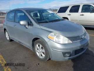 2007 Nissan Versa SL z VIN 3N1BC13E47L381218, wystawiony jako IAAI lot #41454515 z przebiegiem 137 264 mil mil oraz . Historia ofert i sprzedaży dostępna na DreamBid. Obrazek 1.